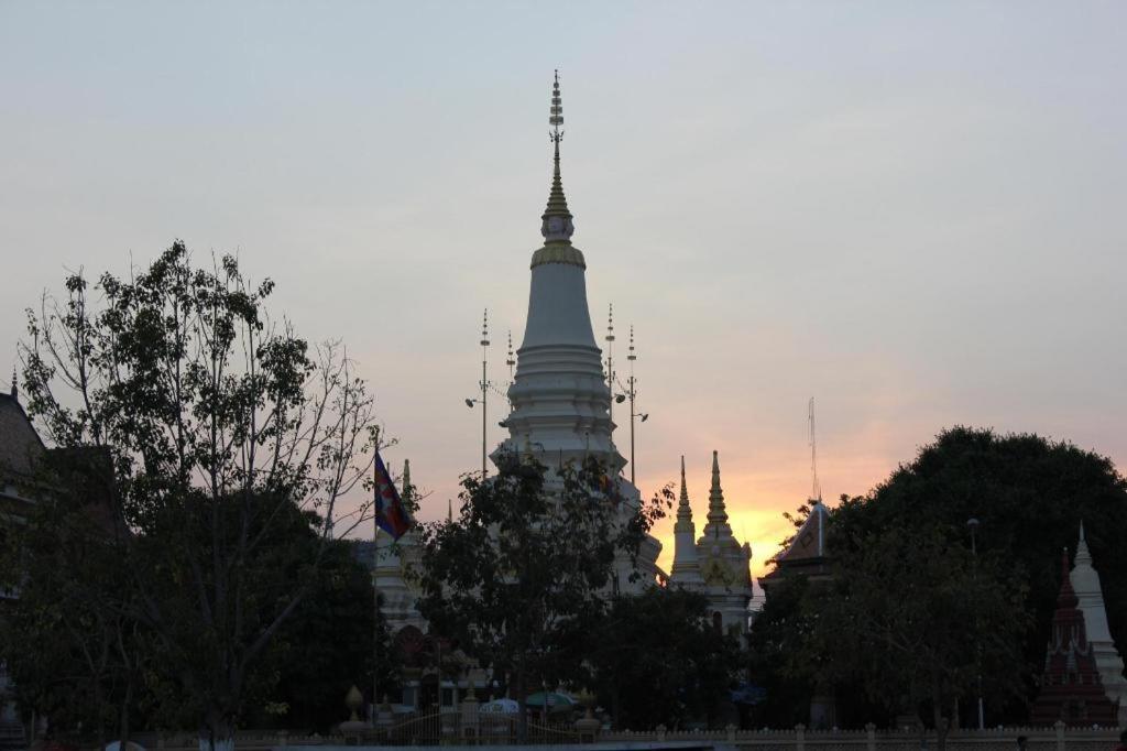 Le President Hotel Phnom Penh Exterior photo