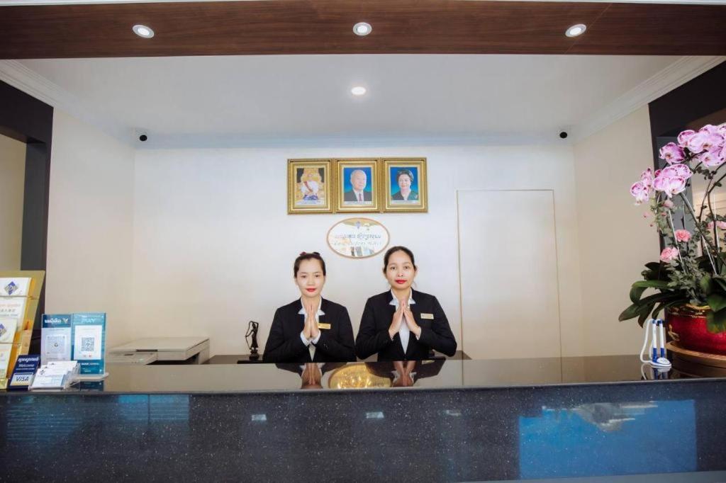 Le President Hotel Phnom Penh Exterior photo