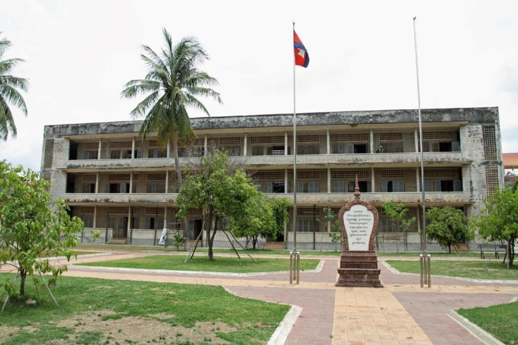 Le President Hotel Phnom Penh Exterior photo