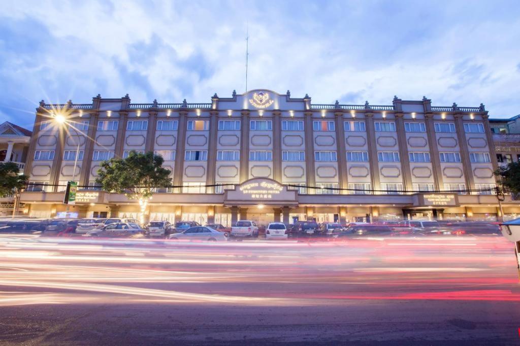 Le President Hotel Phnom Penh Exterior photo