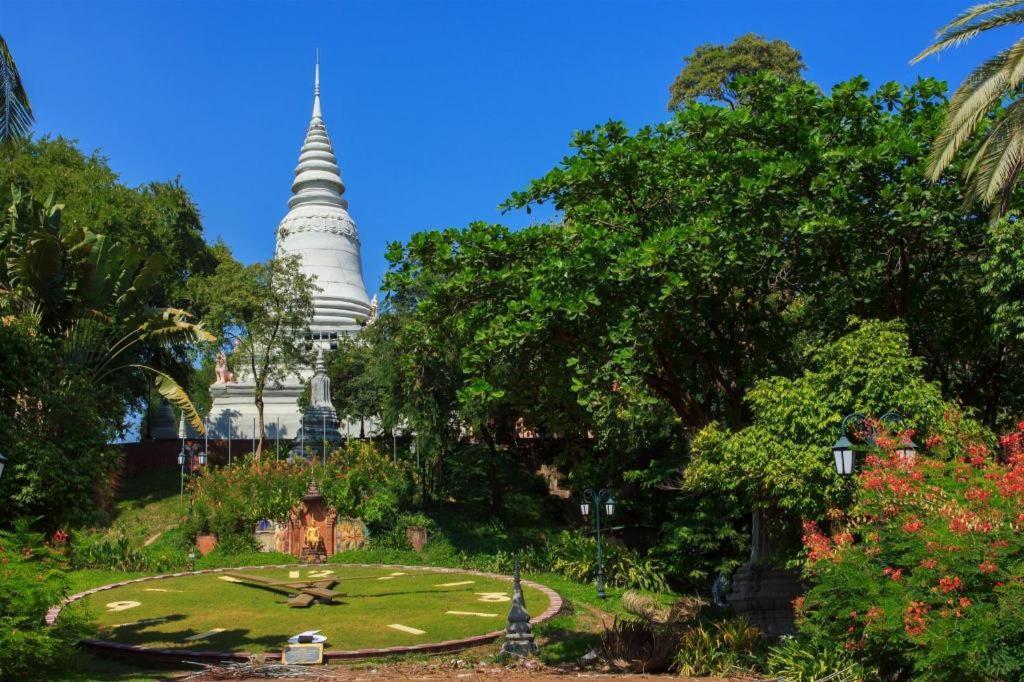 Le President Hotel Phnom Penh Exterior photo