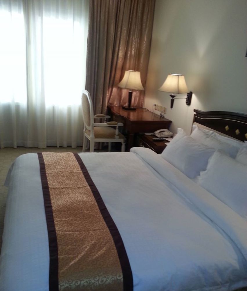 Le President Hotel Phnom Penh Exterior photo