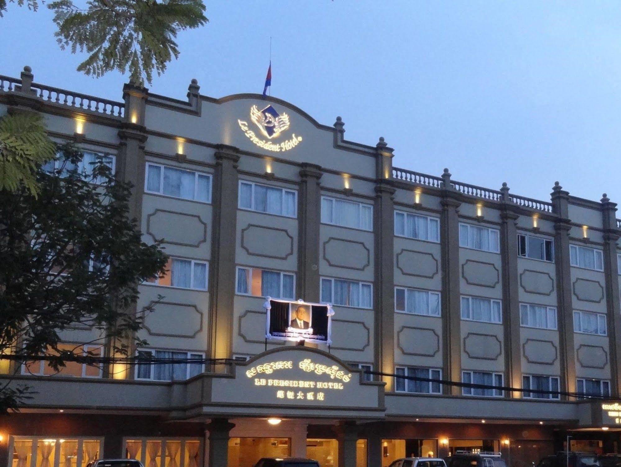 Le President Hotel Phnom Penh Exterior photo