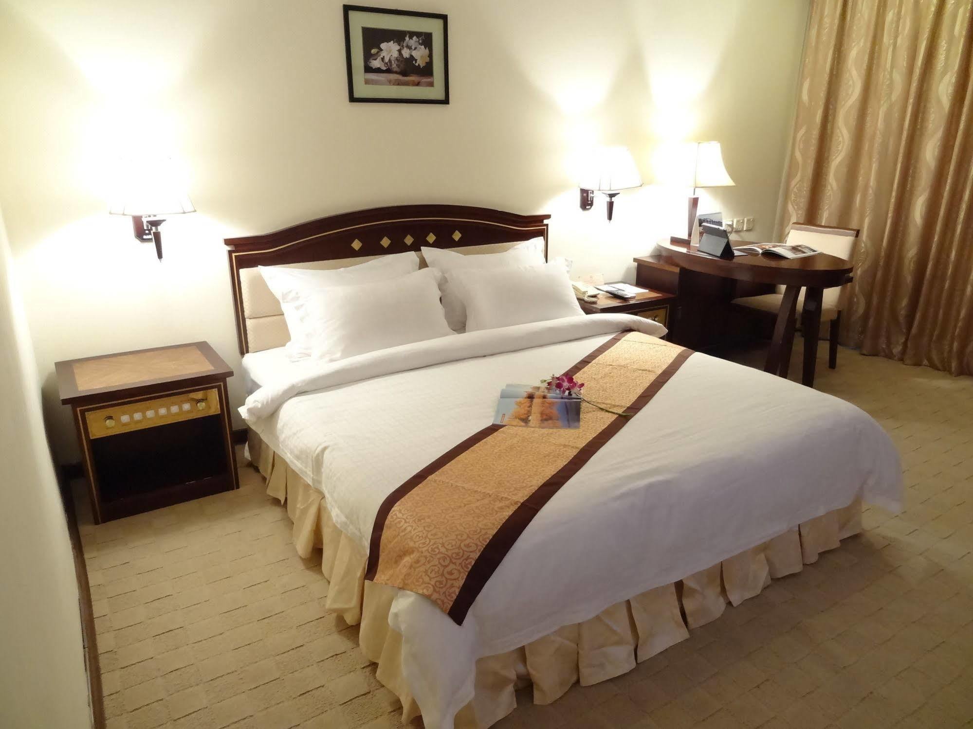 Le President Hotel Phnom Penh Exterior photo