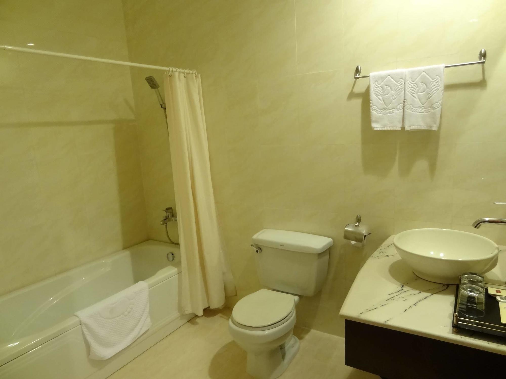 Le President Hotel Phnom Penh Exterior photo