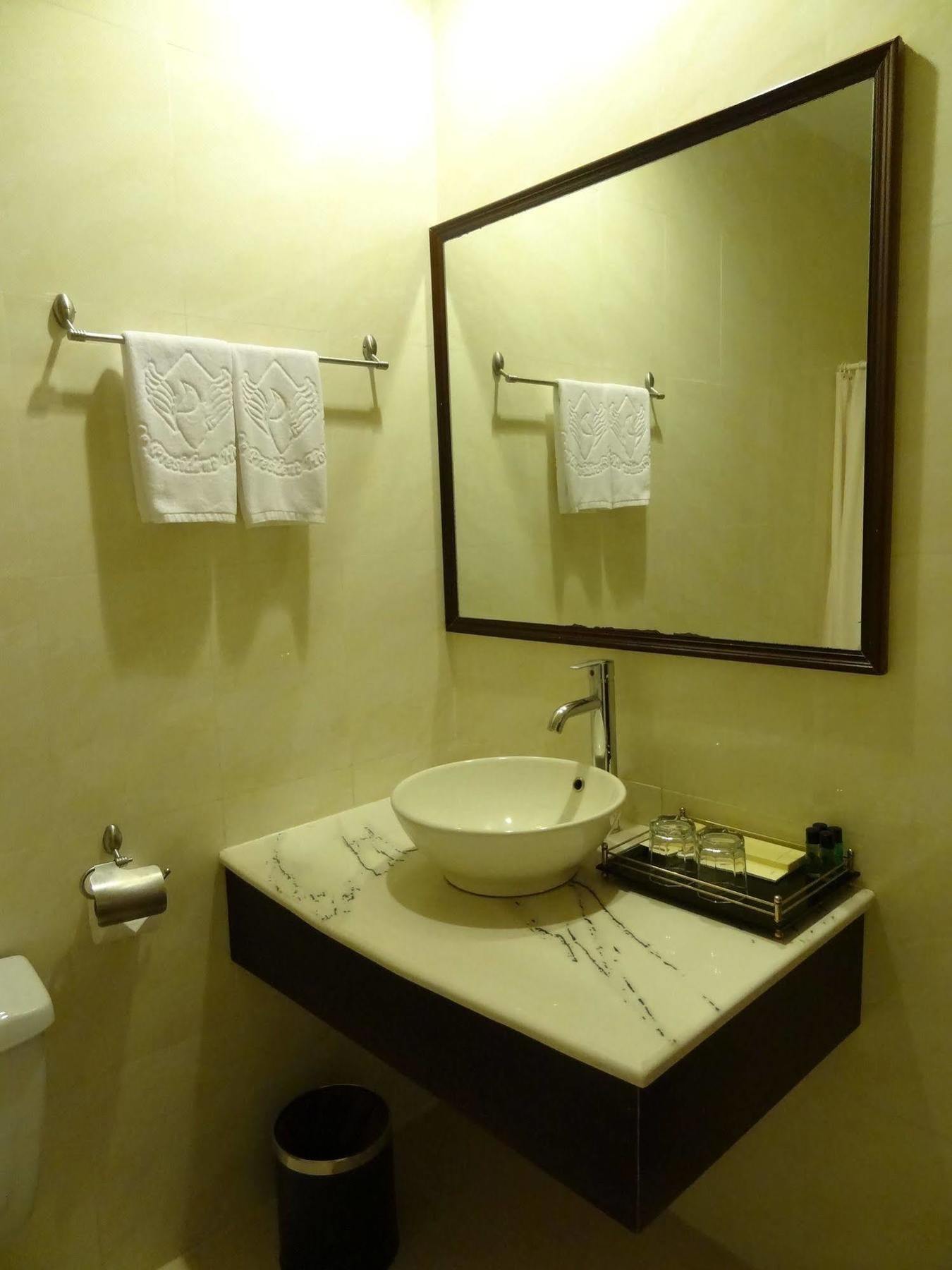 Le President Hotel Phnom Penh Exterior photo