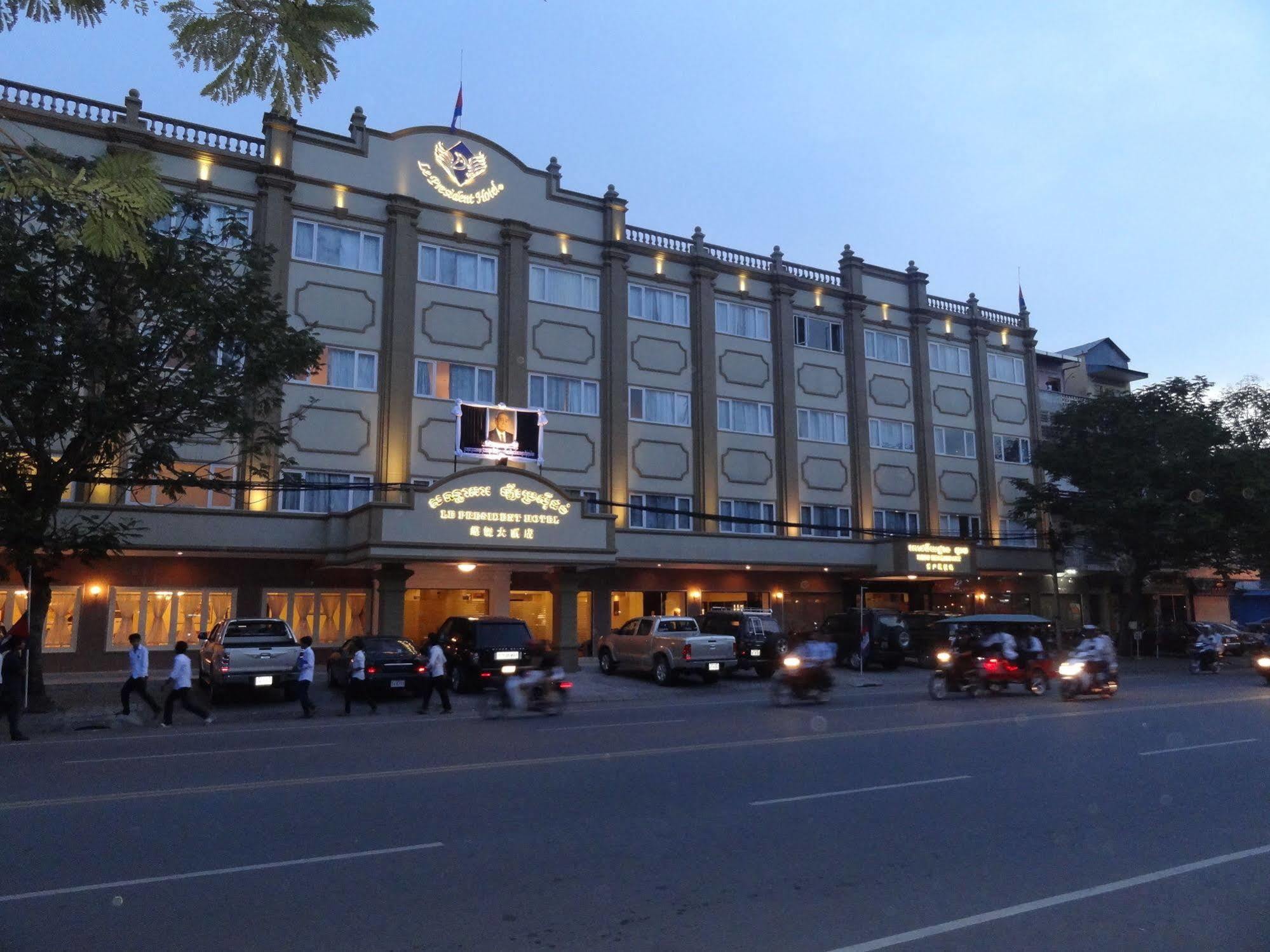 Le President Hotel Phnom Penh Exterior photo