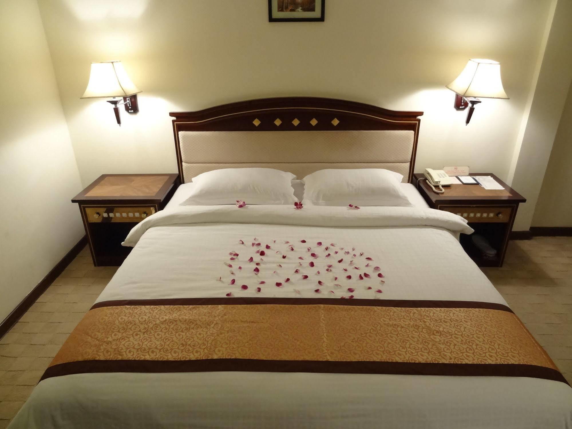 Le President Hotel Phnom Penh Exterior photo
