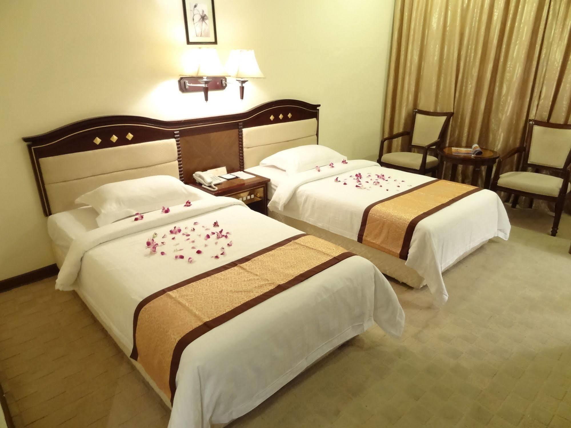 Le President Hotel Phnom Penh Exterior photo