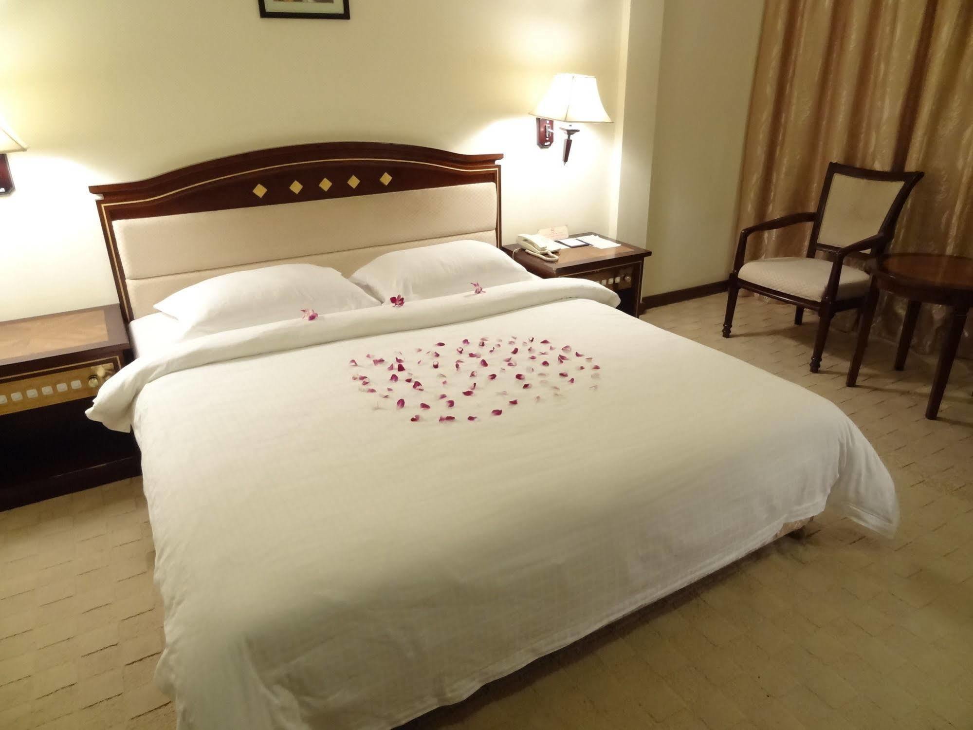 Le President Hotel Phnom Penh Exterior photo