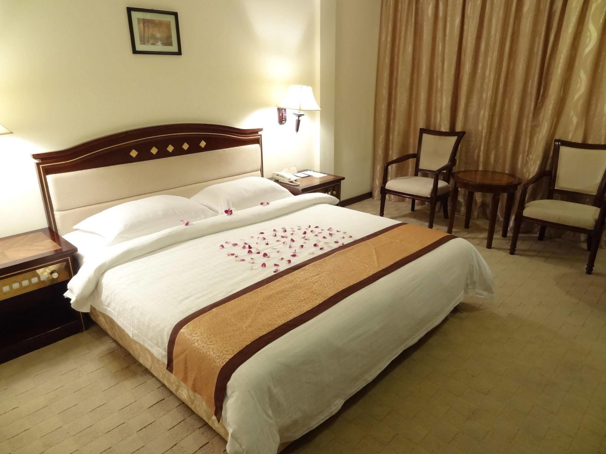 Le President Hotel Phnom Penh Exterior photo